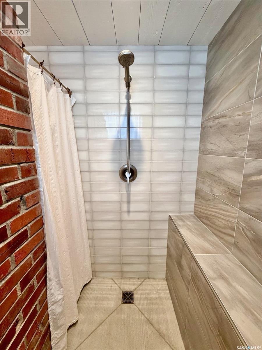 607 K Avenue S, Saskatoon, SK - Indoor Photo Showing Bathroom