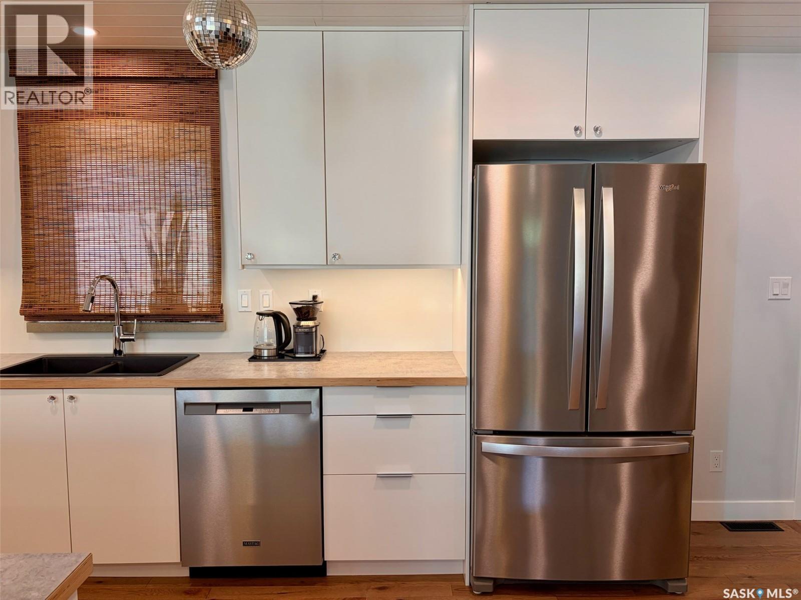 607 K Avenue S, Saskatoon, SK - Indoor Photo Showing Kitchen With Double Sink