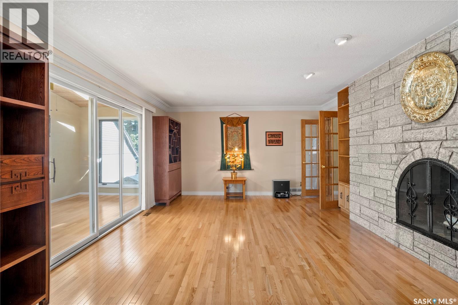 66 Leslie Place, Regina, SK - Indoor With Fireplace