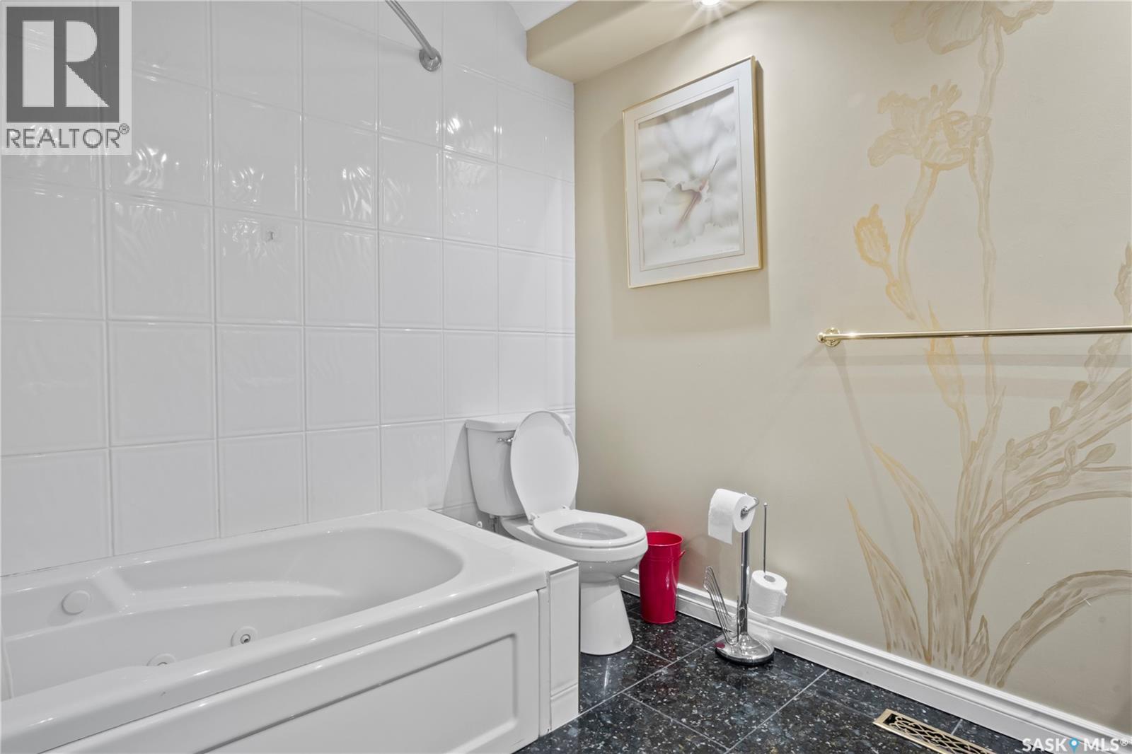 66 Leslie Place, Regina, SK - Indoor Photo Showing Bathroom