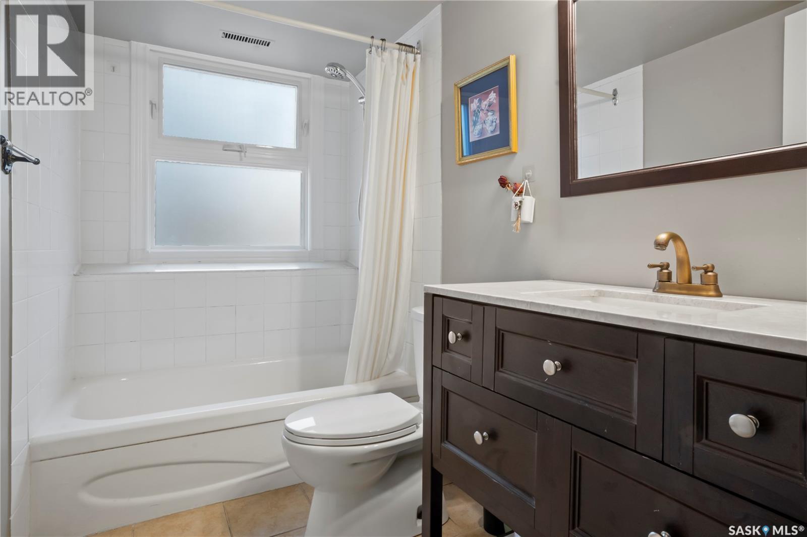 66 Leslie Place, Regina, SK - Indoor Photo Showing Bathroom