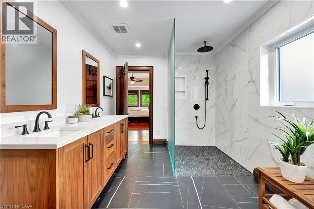 11 Maple Hill Drive, Kitchener, ON - Indoor Photo Showing Bathroom