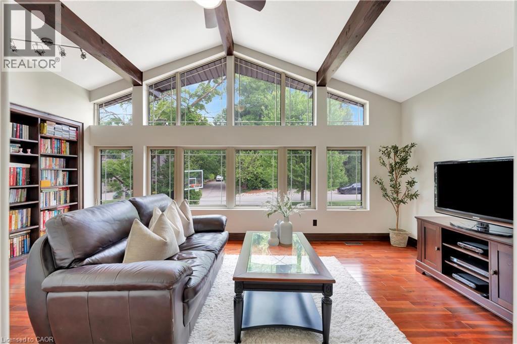 11 Maple Hill Drive, Kitchener, ON - Indoor Photo Showing Living Room
