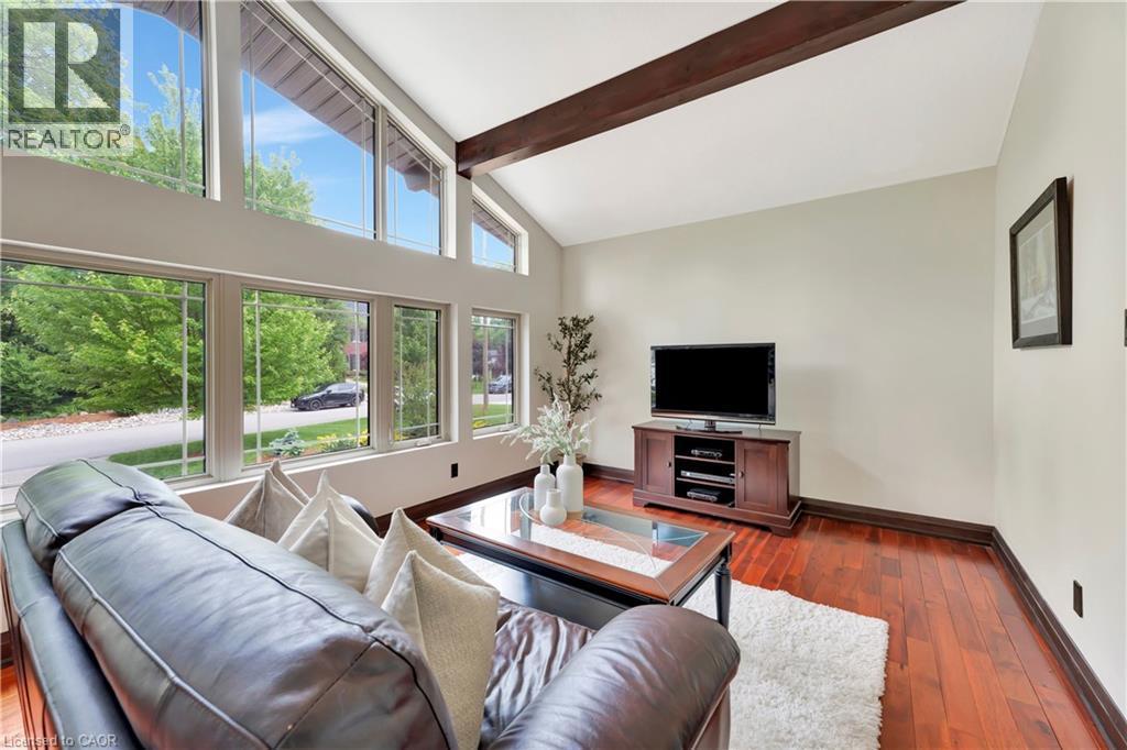 11 Maple Hill Drive, Kitchener, ON - Indoor Photo Showing Living Room