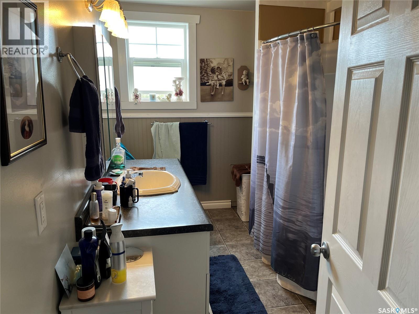 158 Municipal Road, Coronach, SK - Indoor
