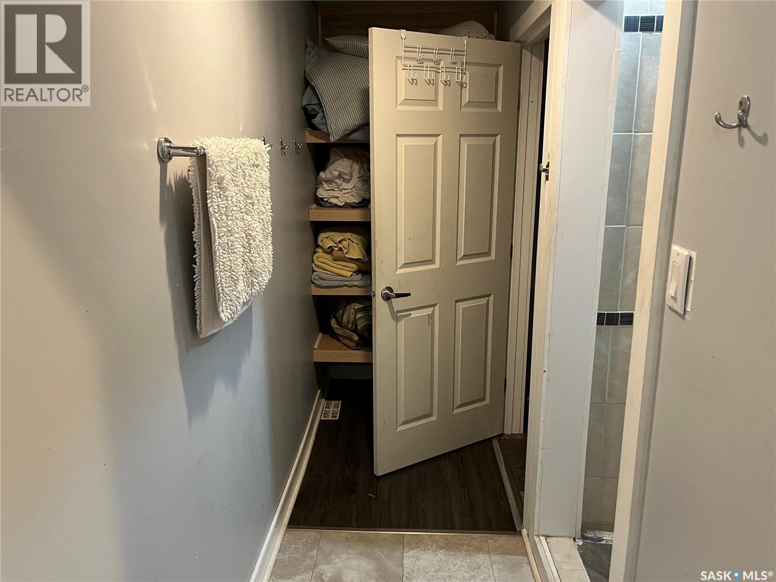 158 Municipal Road, Coronach, SK - Indoor