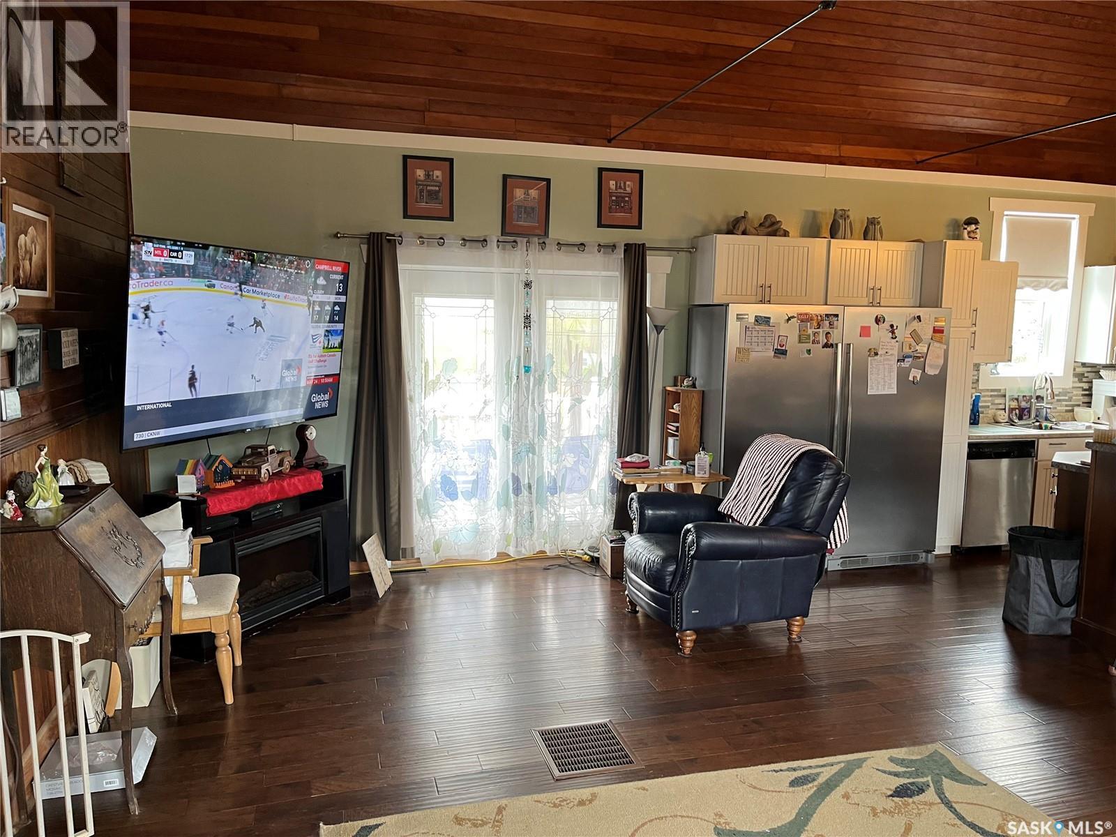 158 Municipal Road, Coronach, SK - Indoor