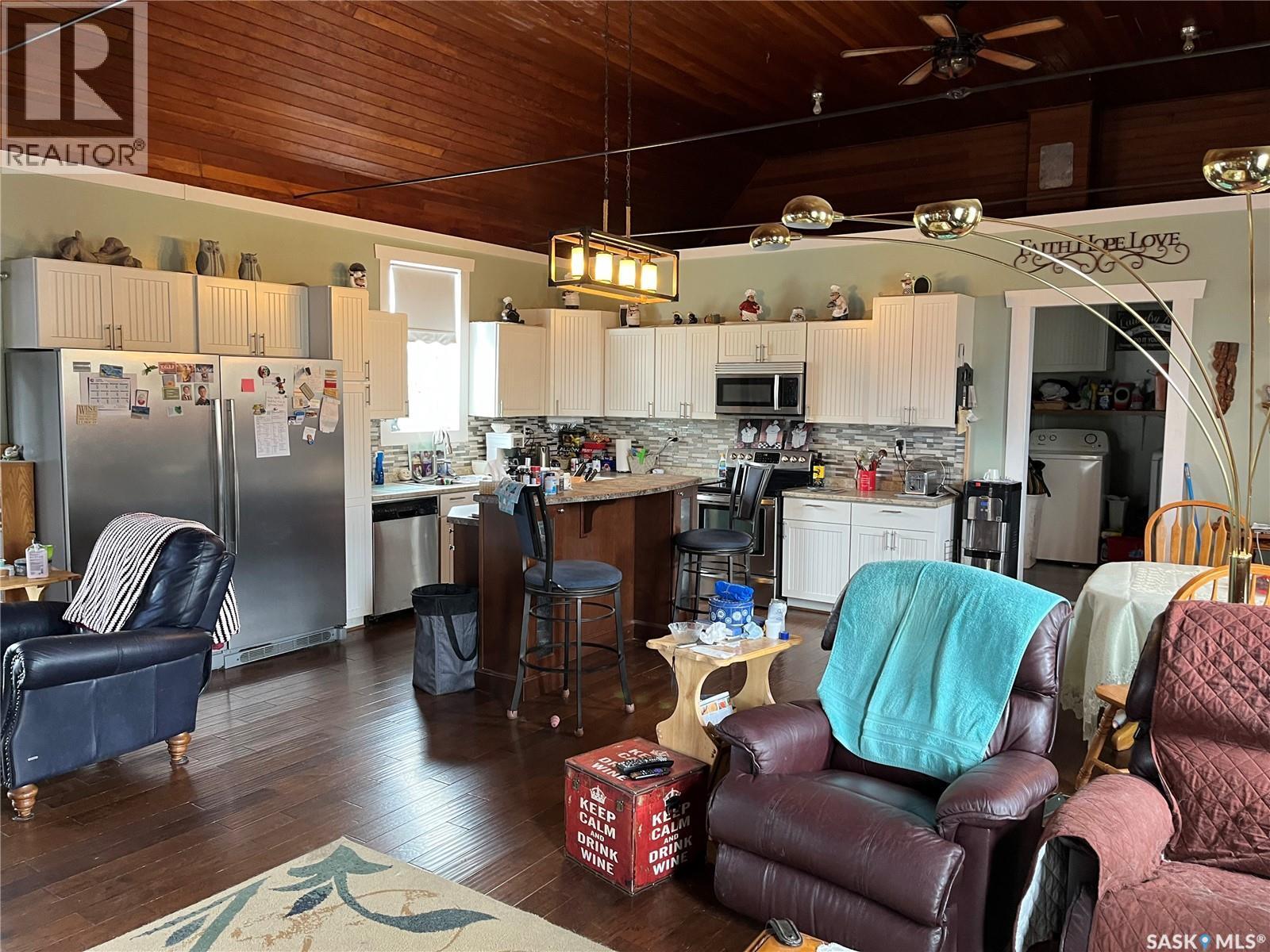 158 Municipal Road, Coronach, SK - Indoor