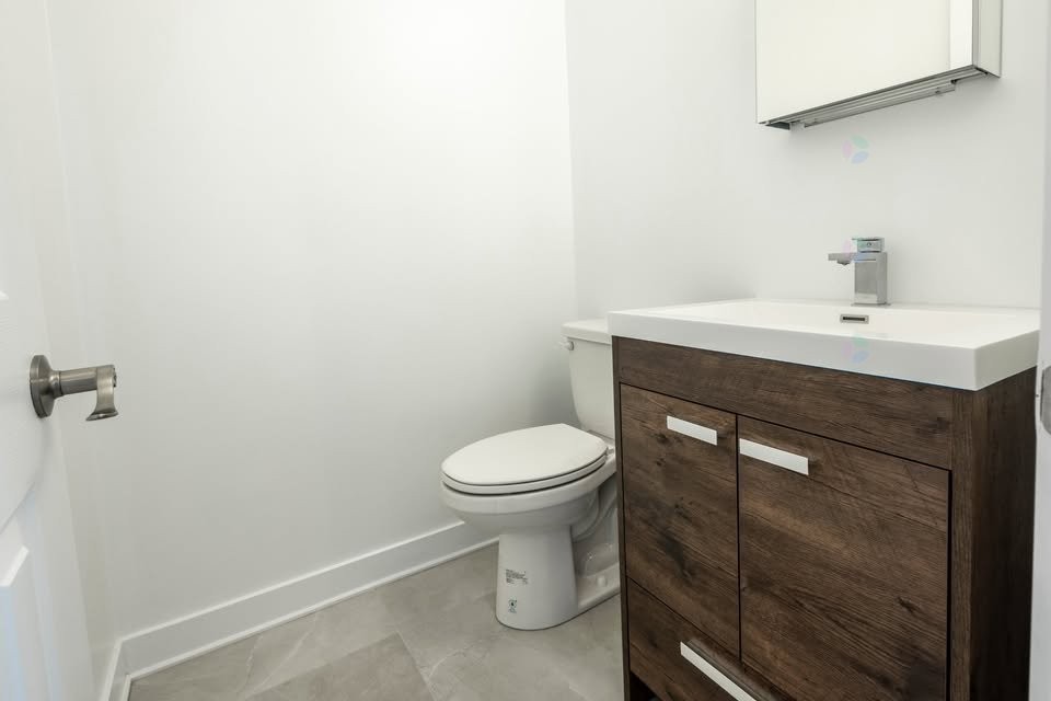 Powder room - 12404 Rue Ferdinand-Bastien, Montréal (Rivière-Des-Prairies/Pointe-Aux-Trembles), QC - Indoor Photo Showing Bathroom