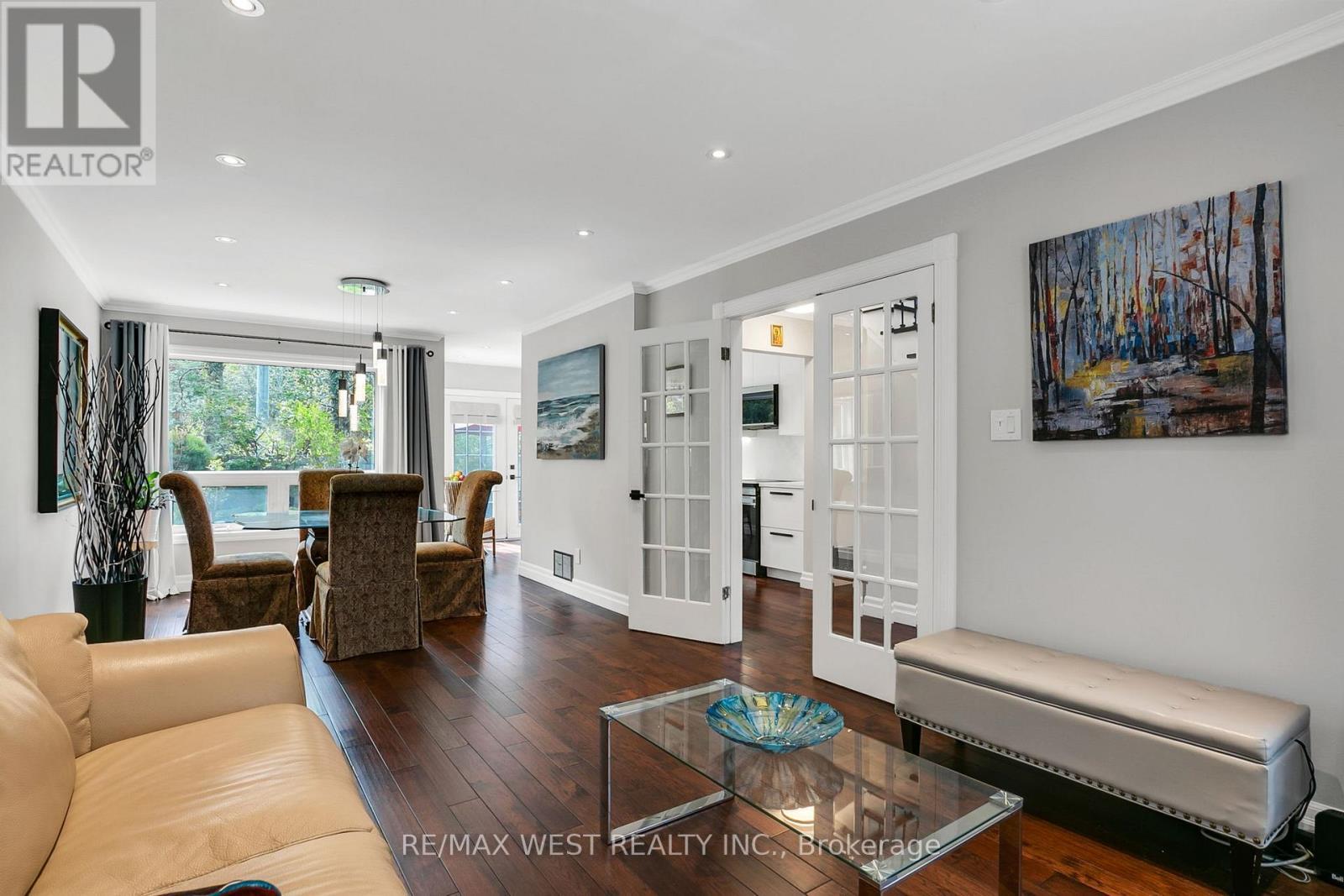 930 Maramis Court, Mississauga, ON - Indoor Photo Showing Living Room