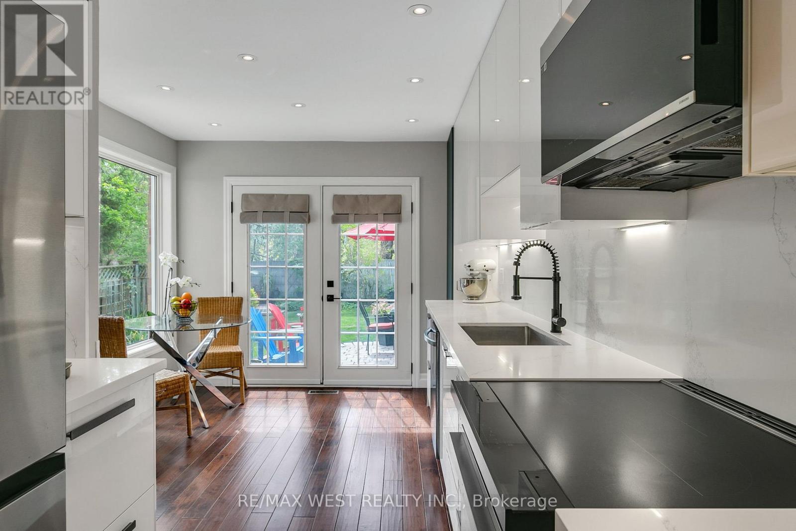 930 Maramis Court, Mississauga, ON - Indoor Photo Showing Kitchen With Upgraded Kitchen
