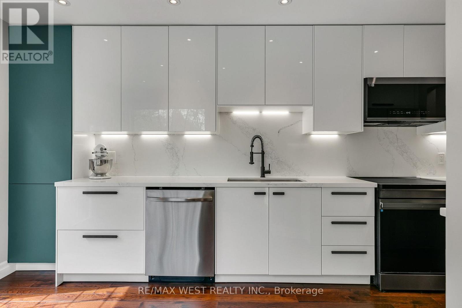 930 Maramis Court, Mississauga, ON - Indoor Photo Showing Kitchen With Upgraded Kitchen