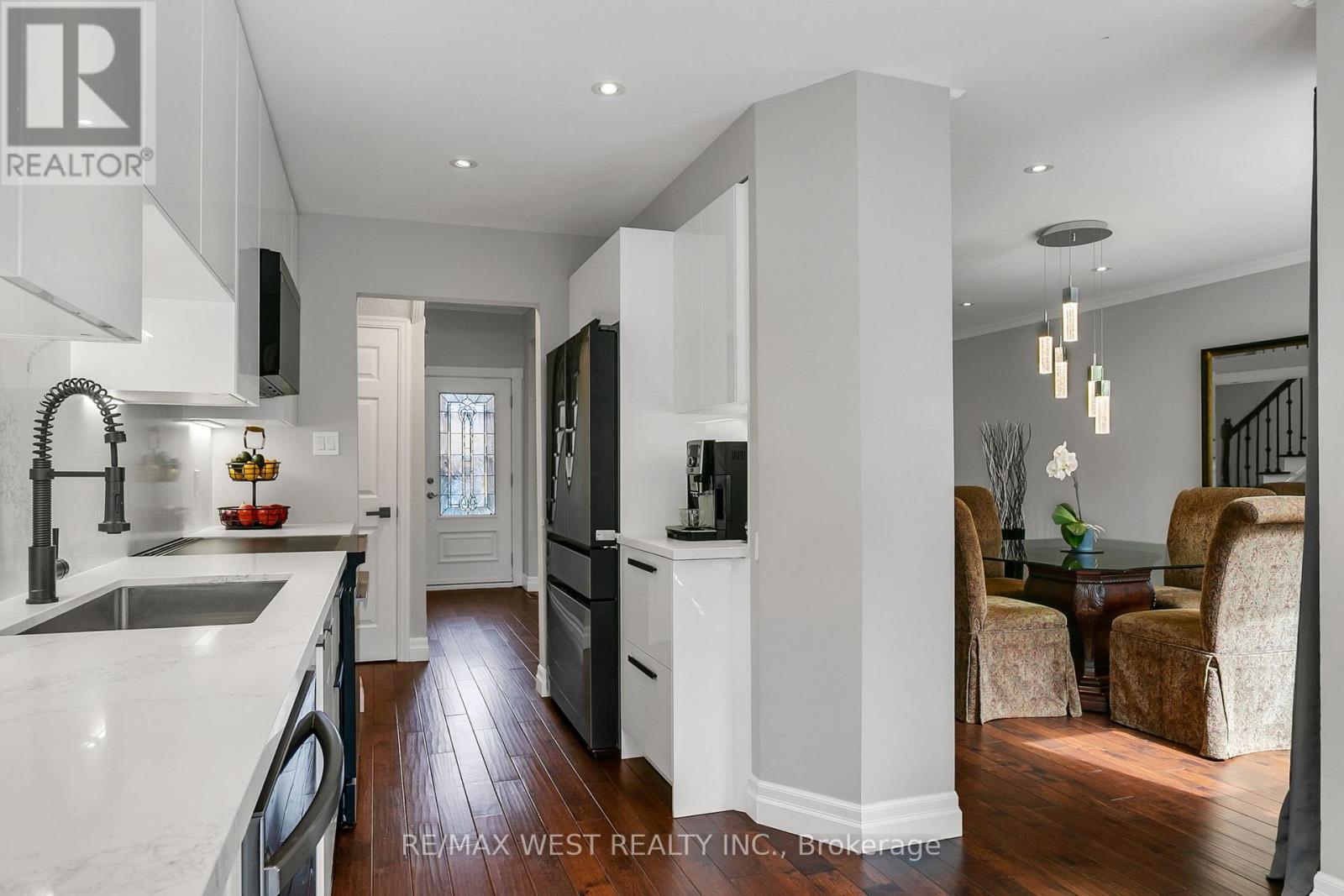 930 Maramis Court, Mississauga, ON - Indoor Photo Showing Kitchen With Upgraded Kitchen