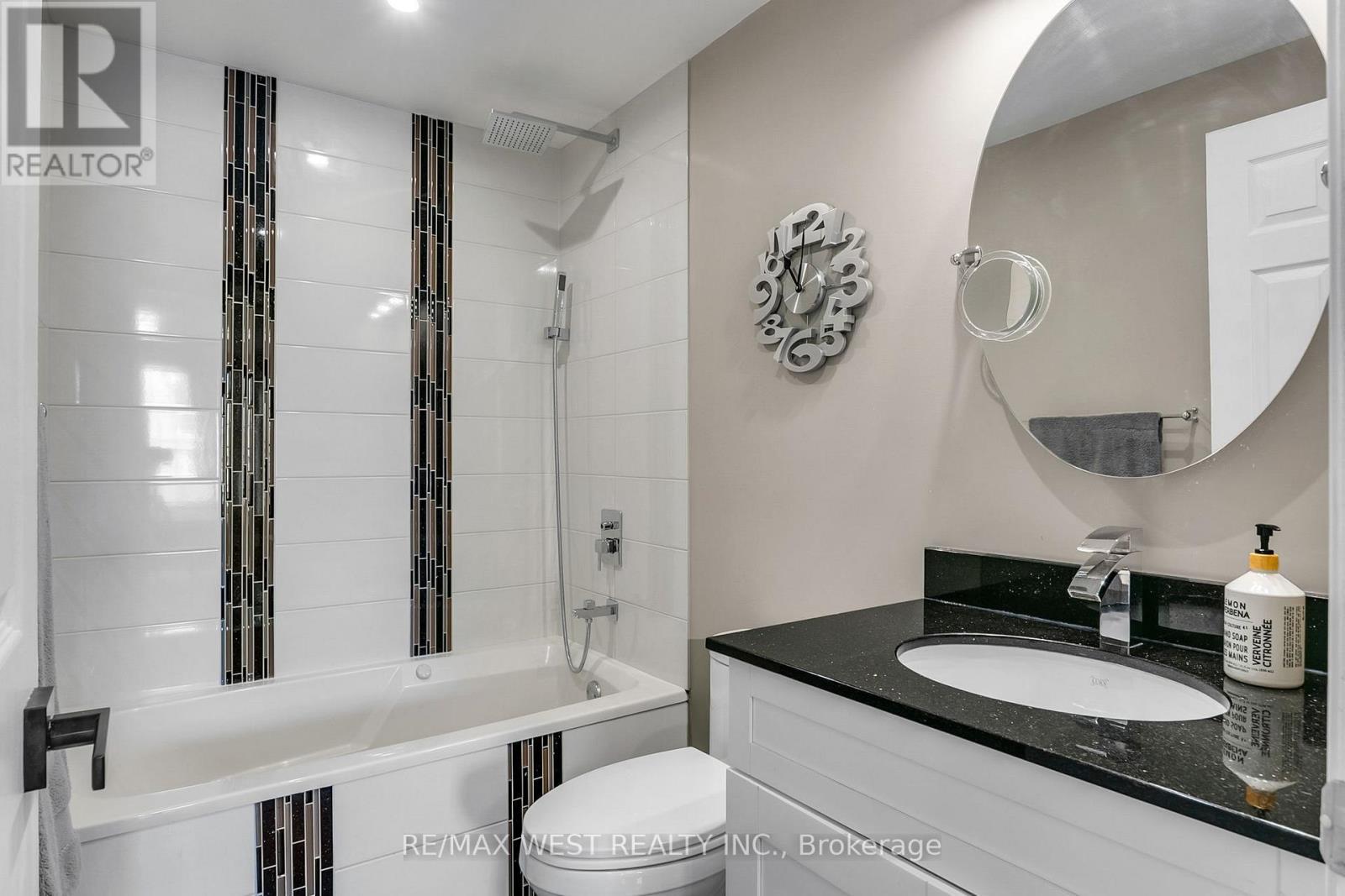 930 Maramis Court, Mississauga, ON - Indoor Photo Showing Bathroom