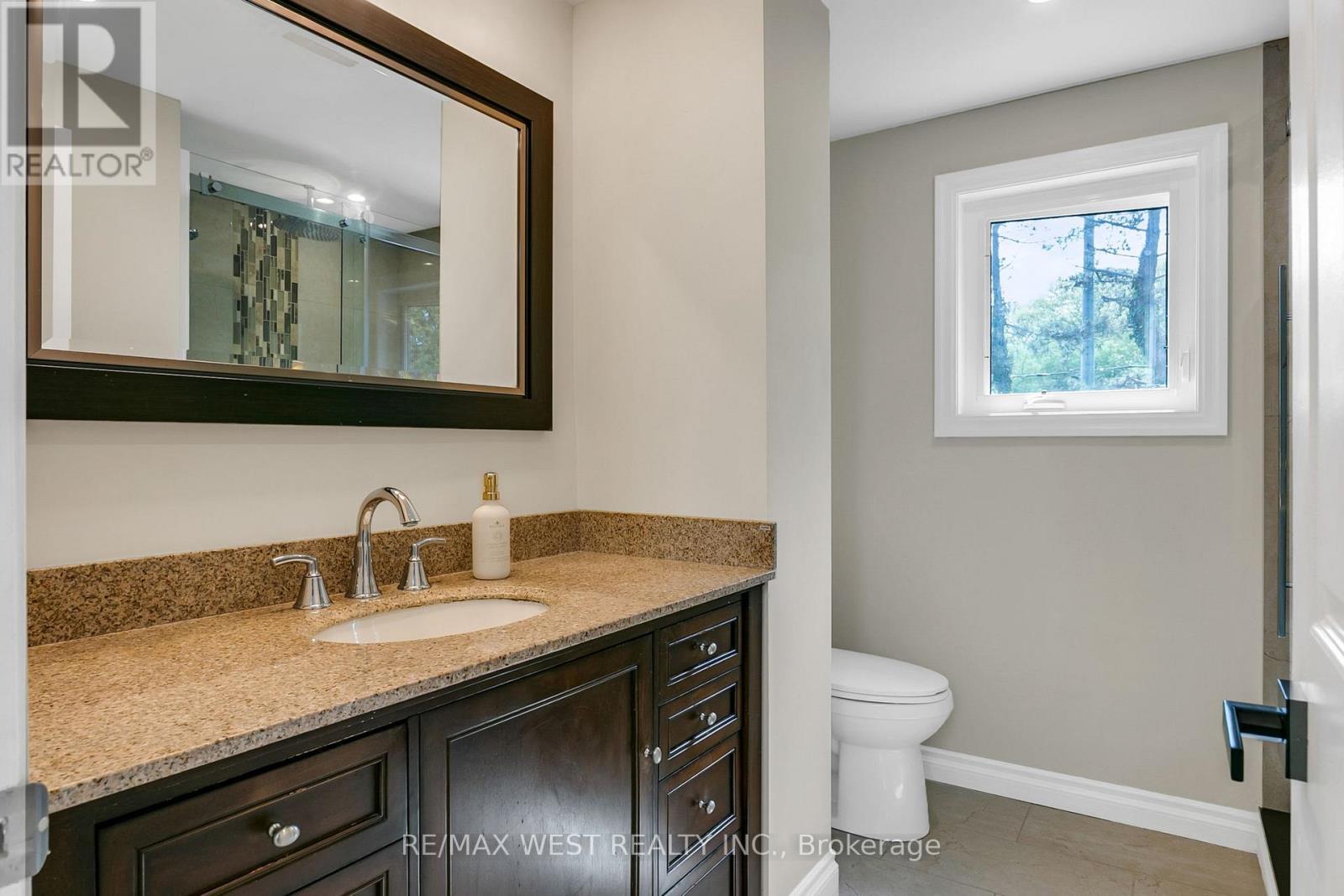 930 Maramis Court, Mississauga, ON - Indoor Photo Showing Bathroom