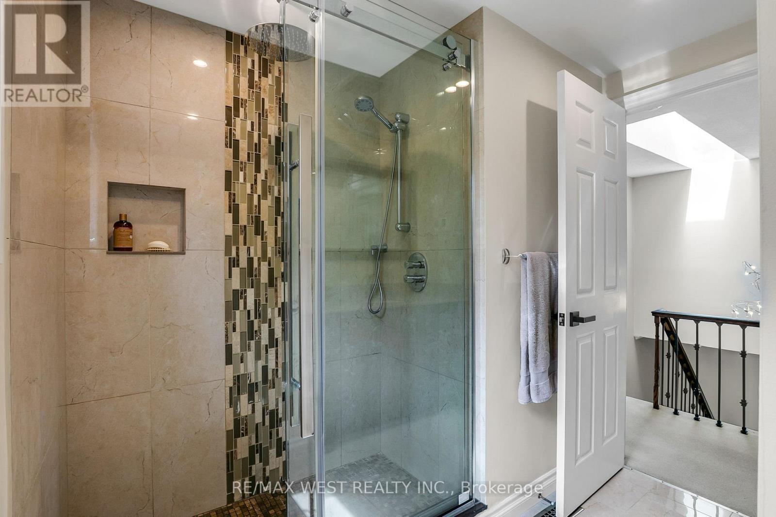 930 Maramis Court, Mississauga, ON - Indoor Photo Showing Bathroom