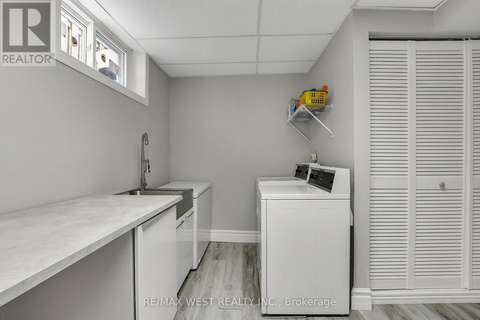 930 Maramis Court, Mississauga, ON - Indoor Photo Showing Laundry Room