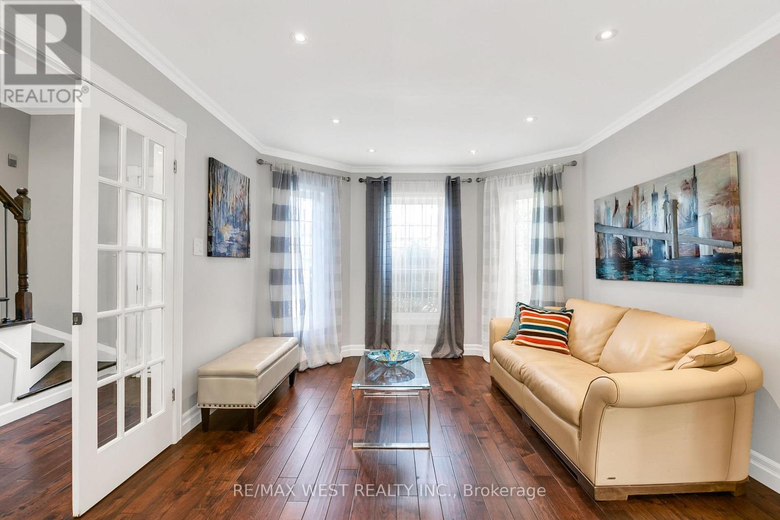 930 Maramis Court, Mississauga, ON - Indoor Photo Showing Living Room