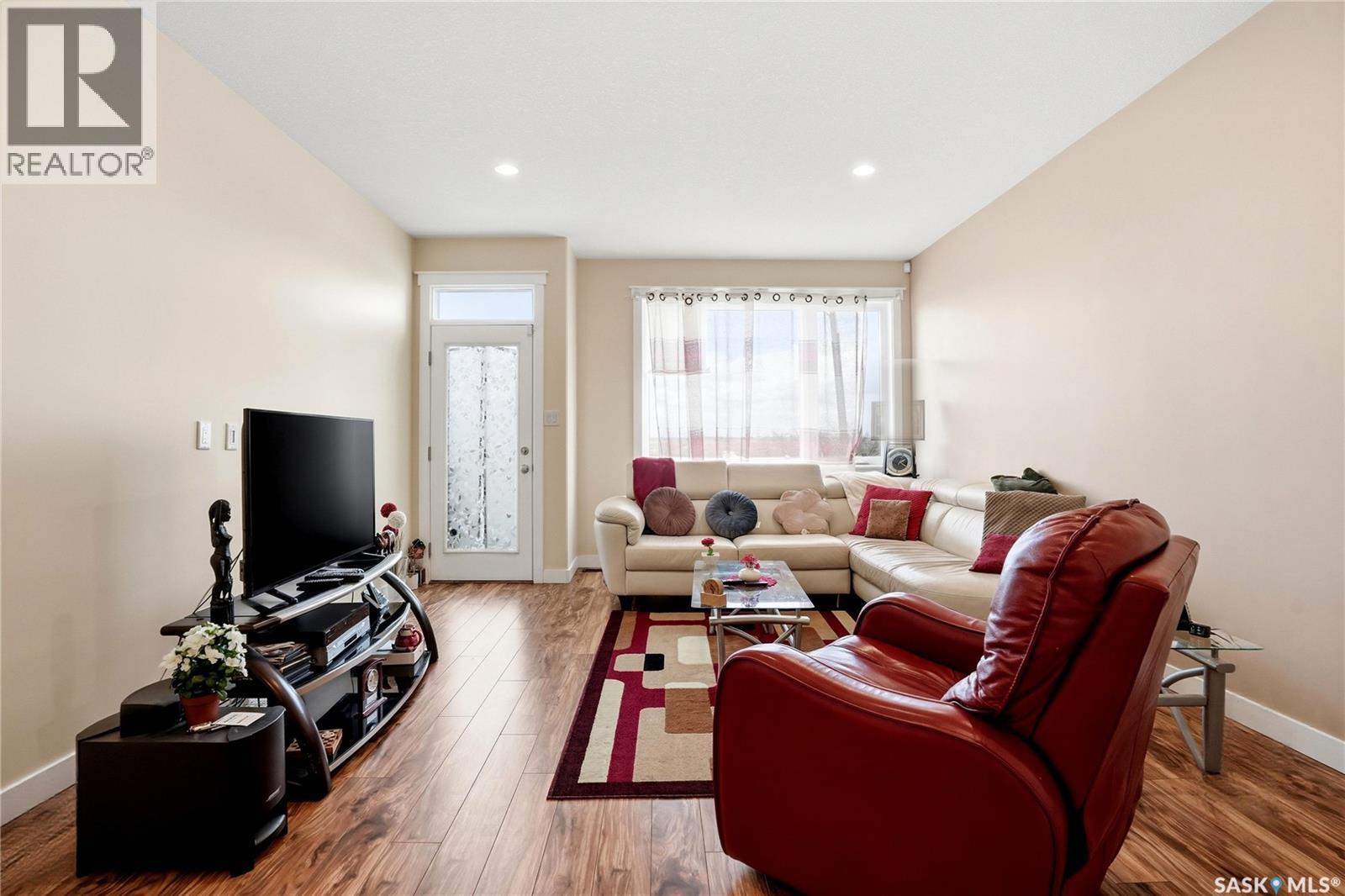 4 3960 7Th Avenue E, Regina, SK - Indoor Photo Showing Living Room