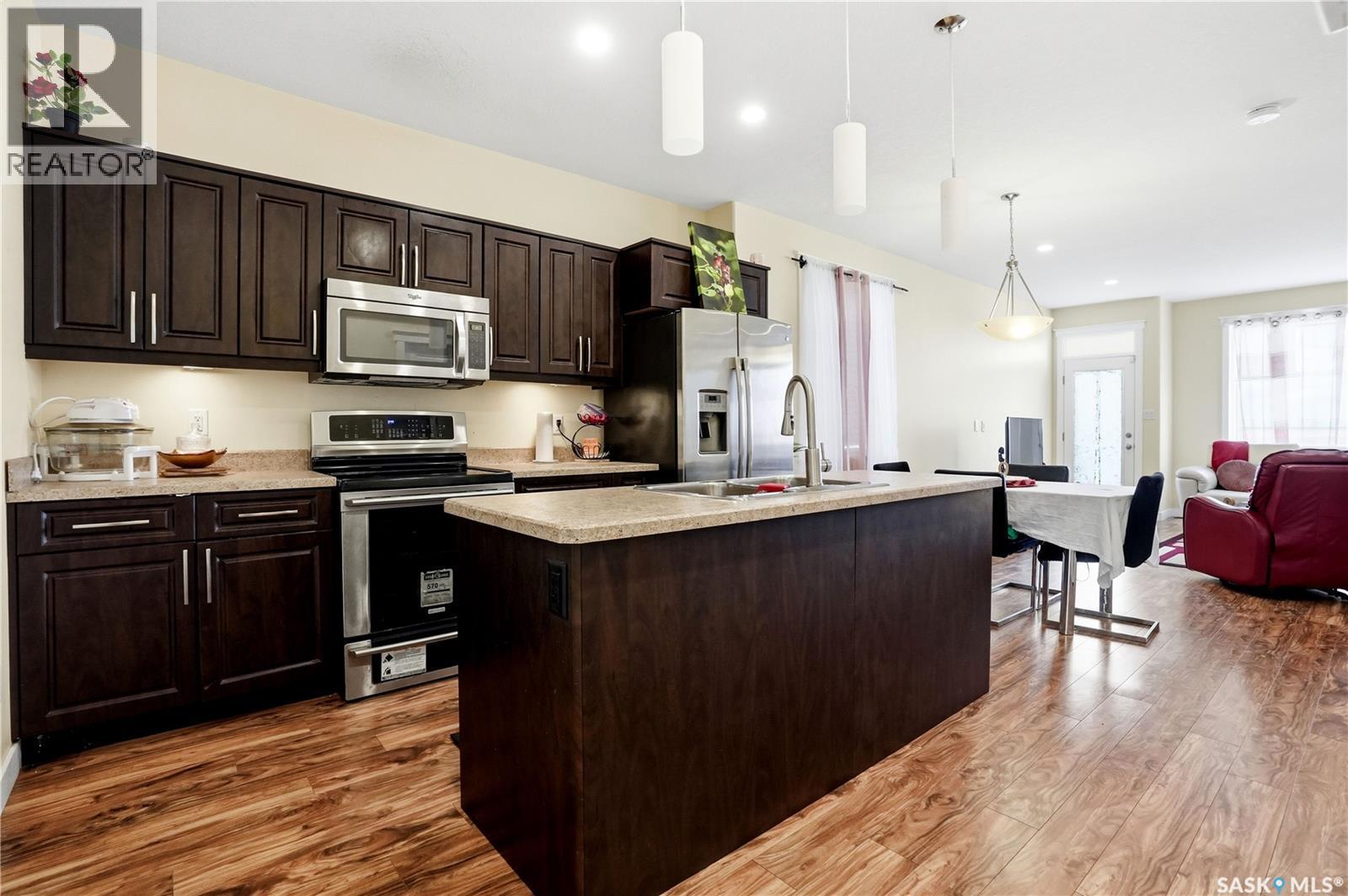 4 3960 7Th Avenue E, Regina, SK - Indoor Photo Showing Kitchen With Upgraded Kitchen