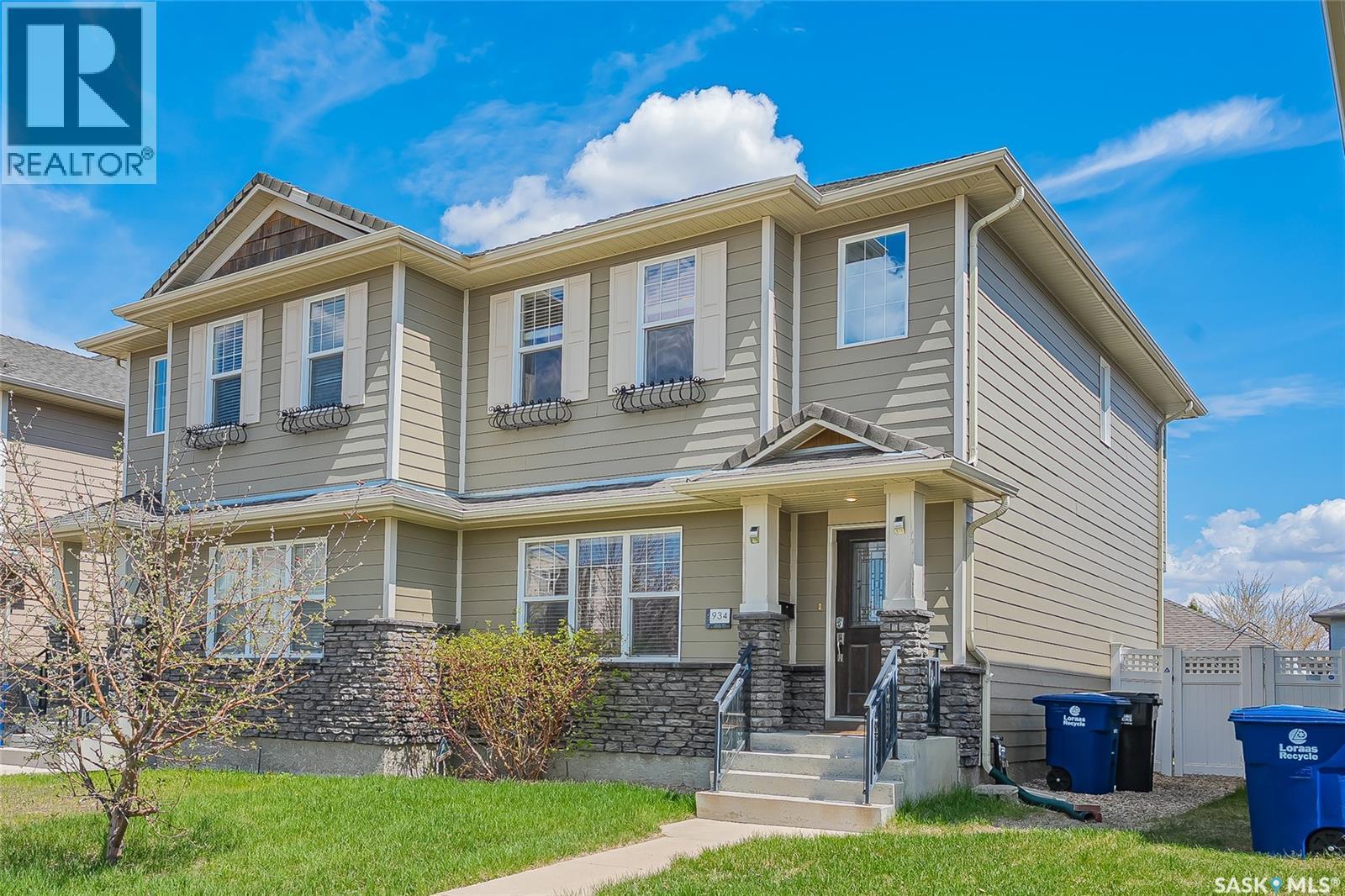 934 Stonebridge Common, Saskatoon, SK - Outdoor With Facade