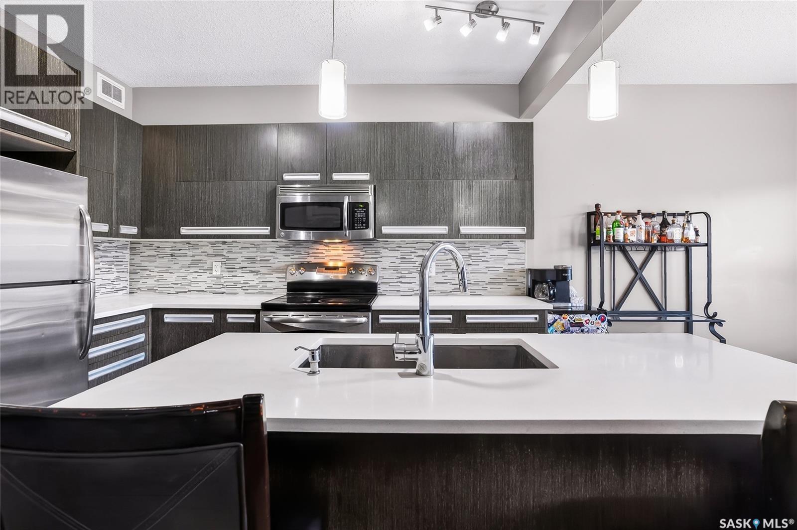 934 Stonebridge Common, Saskatoon, SK - Indoor Photo Showing Kitchen With Double Sink With Upgraded Kitchen