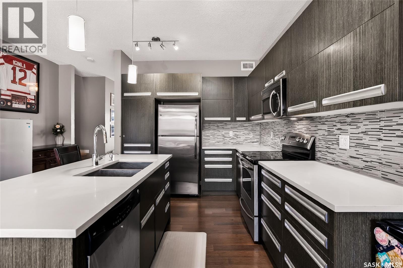 934 Stonebridge Common, Saskatoon, SK - Indoor Photo Showing Kitchen With Double Sink With Upgraded Kitchen