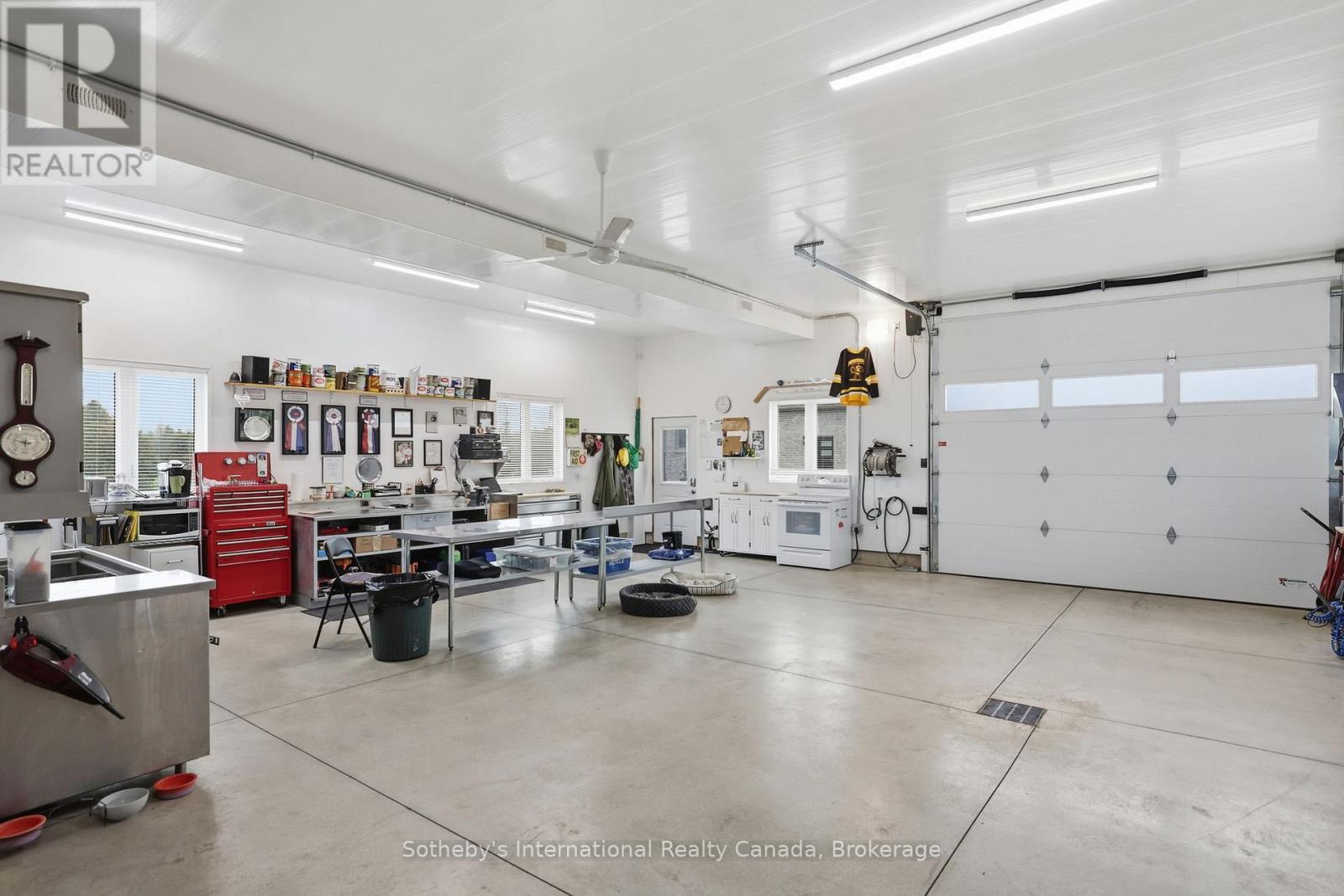 565332 Sideroad 7A, Grey Highlands, ON - Indoor Photo Showing Garage