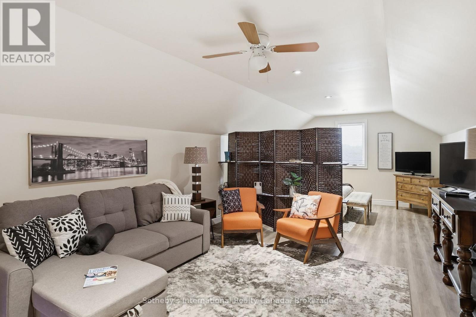 565332 Sideroad 7A, Grey Highlands, ON - Indoor Photo Showing Living Room