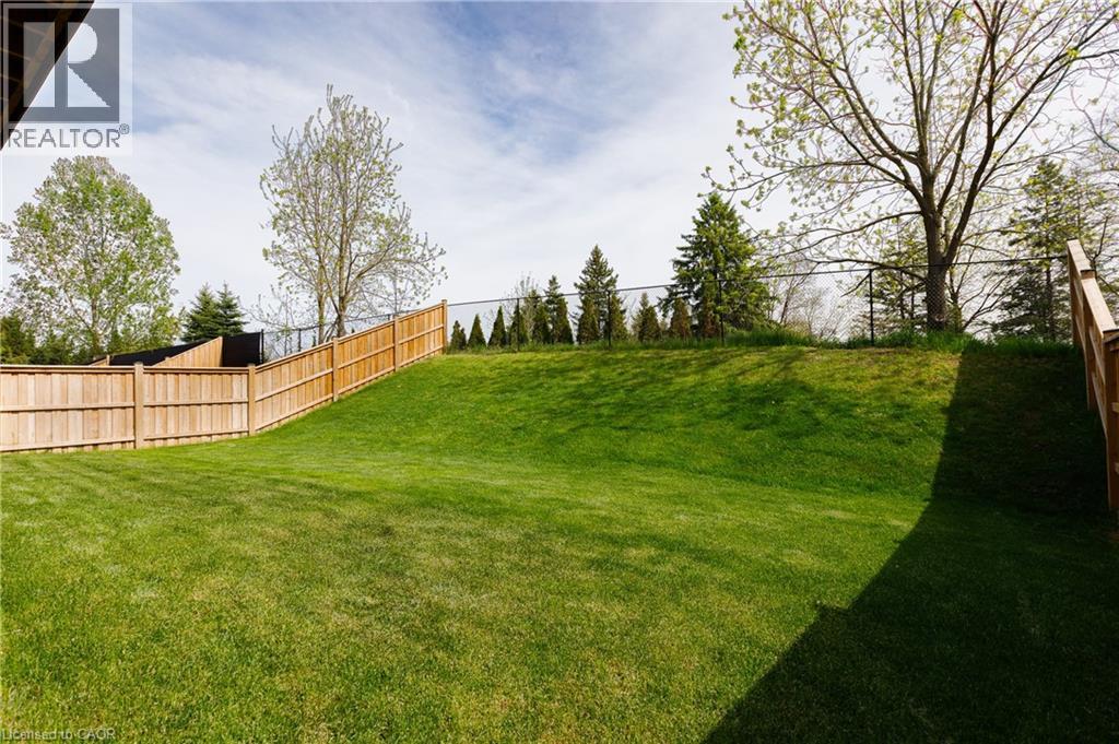 Expansive grassy yard with a gentle slope - 581 Doonwoods Crescent, Kitchener, ON - Outdoor