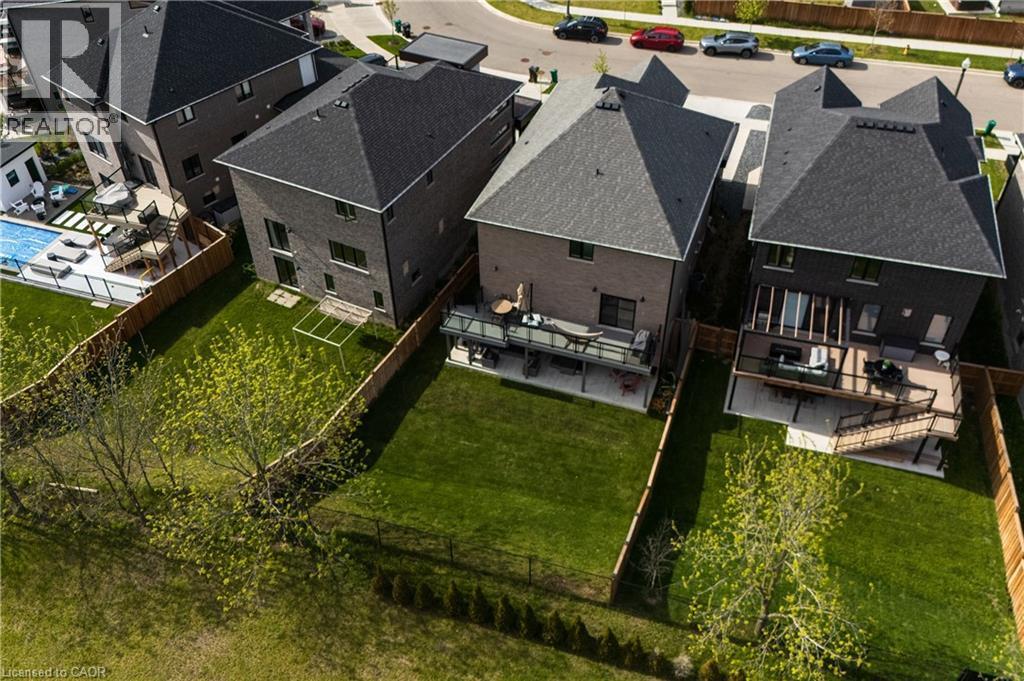 Expansive green lawn with mature trees, fully fenced with wood privacy fencing - 581 Doonwoods Crescent, Kitchener, ON - Outdoor
