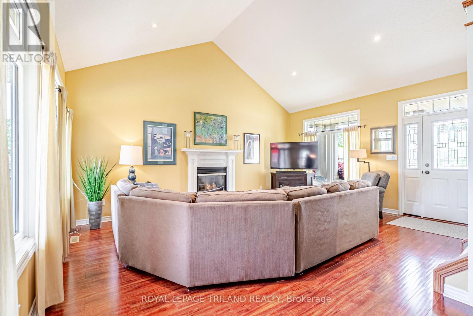 26 Augusta Crescent, St. Thomas, ON - Indoor Photo Showing Living Room With Fireplace