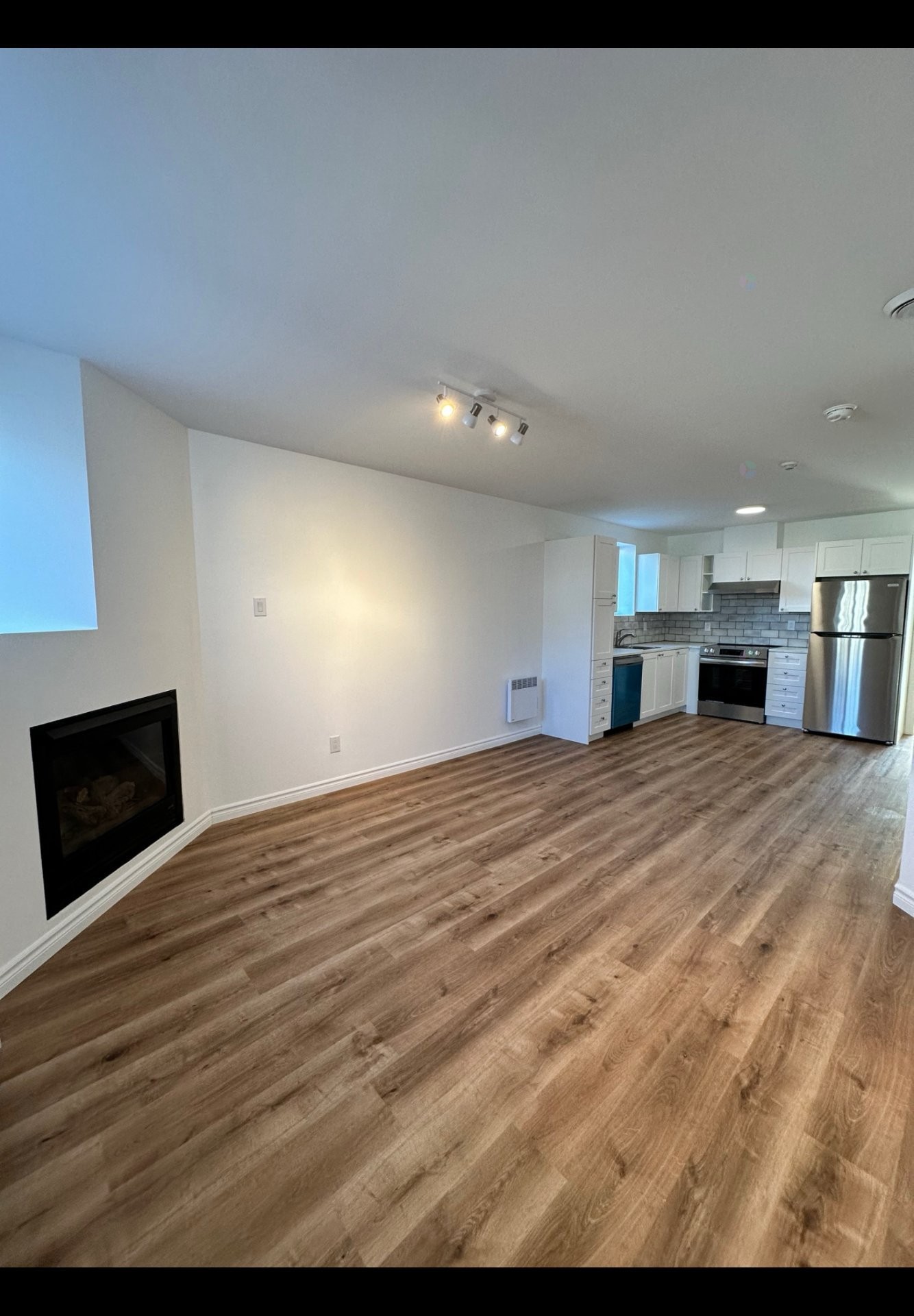 Salon - 101-220 Boul. Binette, Saint-Eustache, QC - Indoor With Fireplace