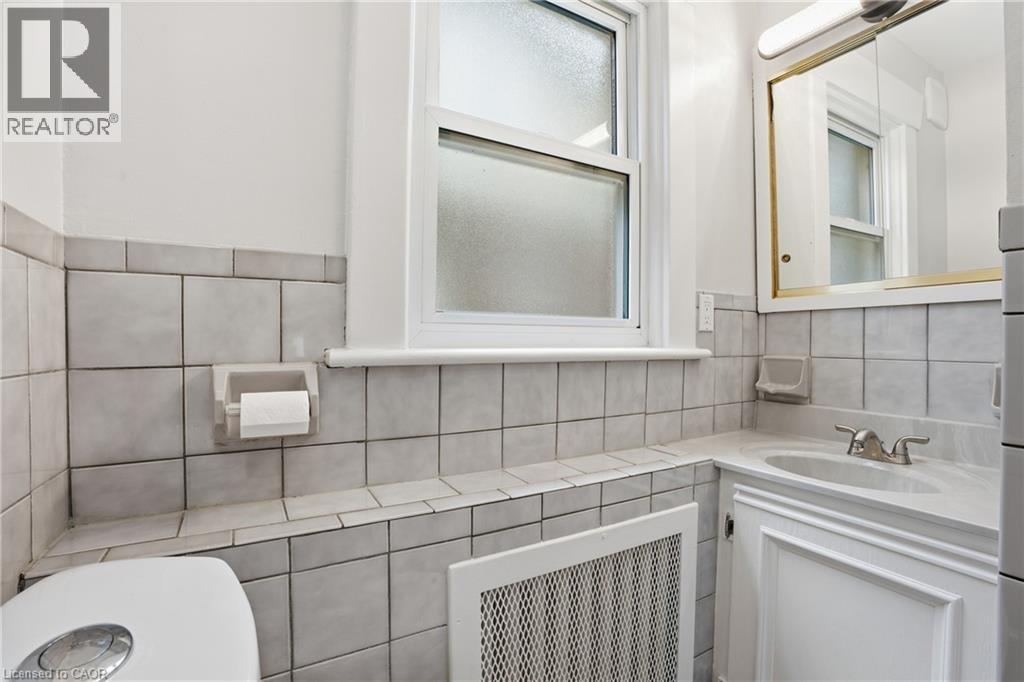 167 Balmoral Avenue S, Hamilton, ON - Indoor Photo Showing Bathroom