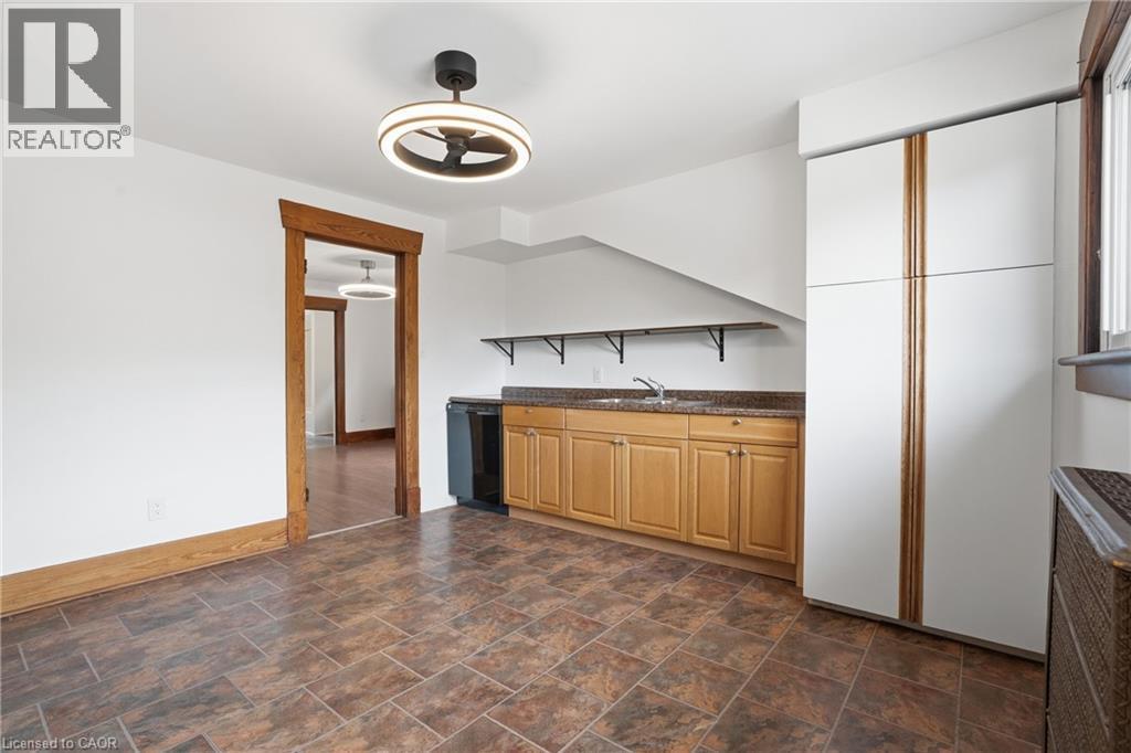 167 Balmoral Avenue S, Hamilton, ON - Indoor Photo Showing Kitchen