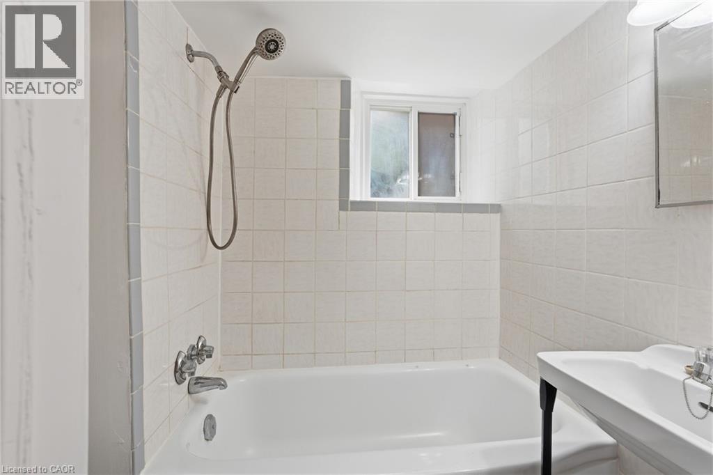 167 Balmoral Avenue S, Hamilton, ON - Indoor Photo Showing Bathroom