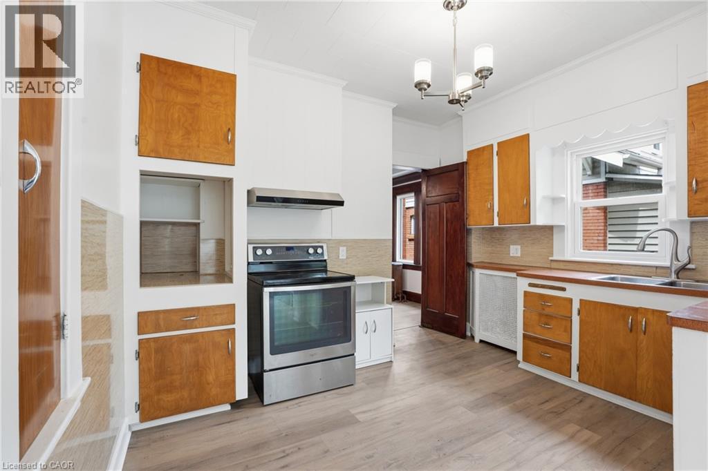 167 Balmoral Avenue S, Hamilton, ON - Indoor Photo Showing Kitchen With Double Sink