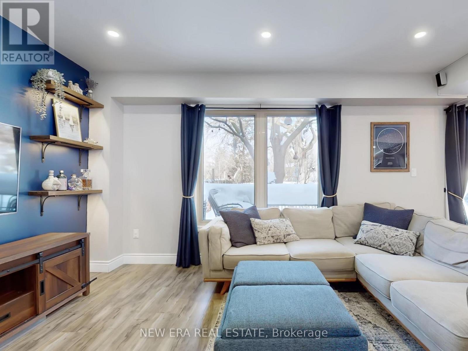 7189 Joliette Crescent, Mississauga, ON - Indoor Photo Showing Living Room