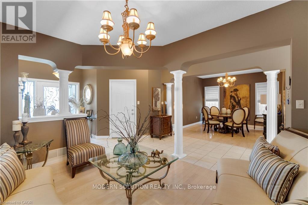 115 Erika Crescent, Hamilton, ON - Indoor Photo Showing Living Room
