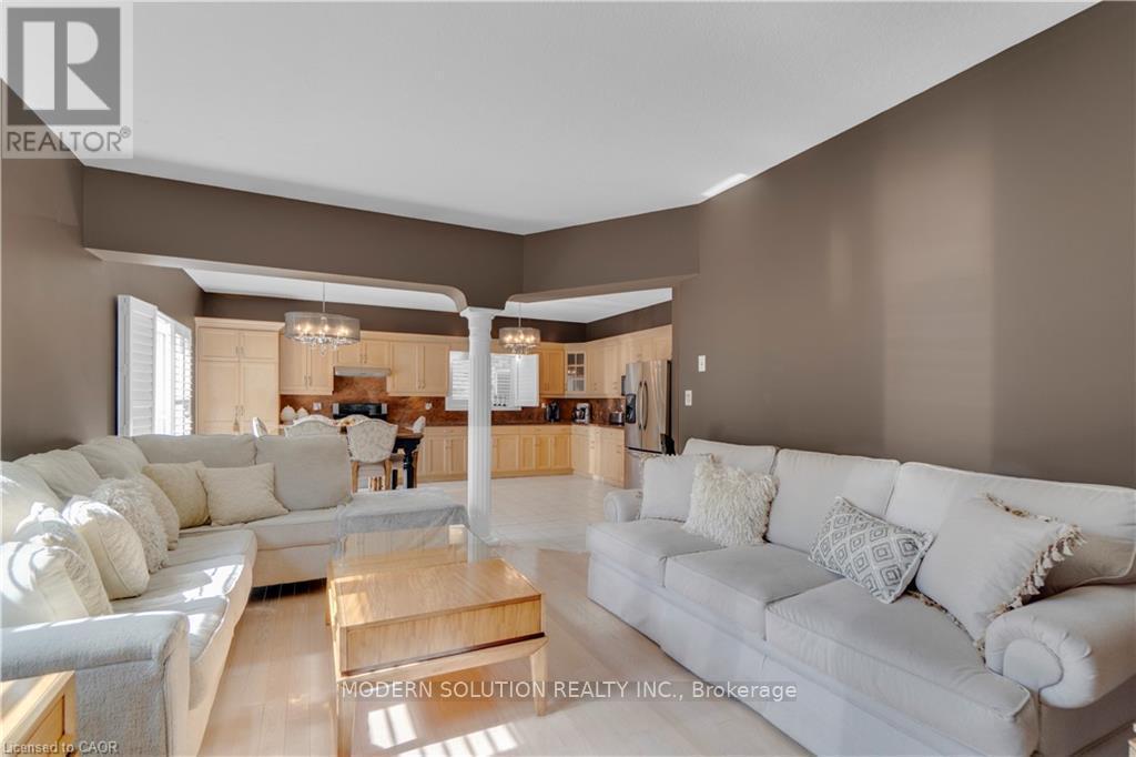 115 Erika Crescent, Hamilton, ON - Indoor Photo Showing Living Room