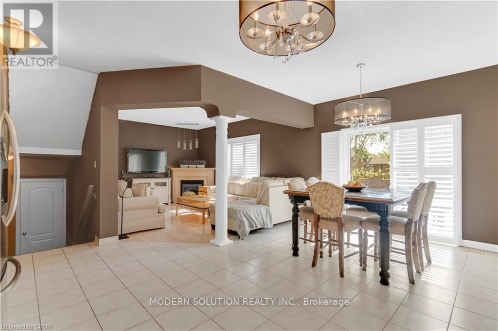 115 Erika Crescent, Hamilton, ON - Indoor Photo Showing Dining Room