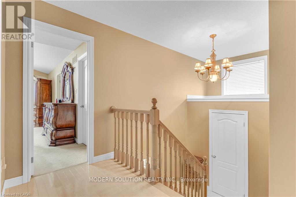 115 Erika Crescent, Hamilton, ON - Indoor Photo Showing Other Room