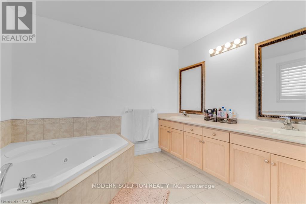 115 Erika Crescent, Hamilton, ON - Indoor Photo Showing Bathroom