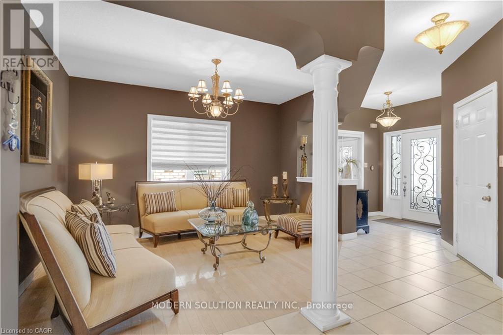 115 Erika Crescent, Hamilton, ON - Indoor Photo Showing Living Room