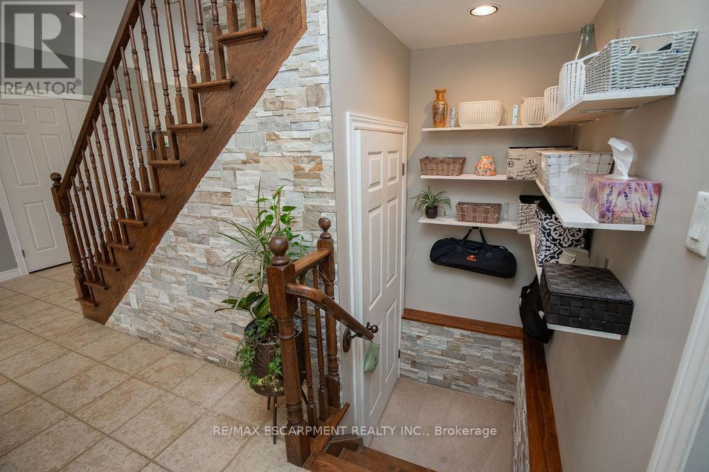 15 Meadowbank Drive, Hamilton, ON - Indoor