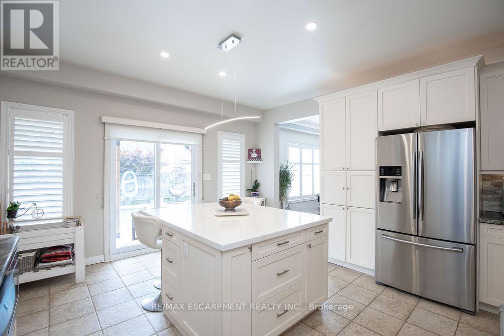 15 Meadowbank Drive, Hamilton, ON - Indoor Photo Showing Kitchen