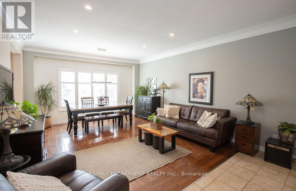 15 Meadowbank Drive, Hamilton, ON - Indoor Photo Showing Living Room