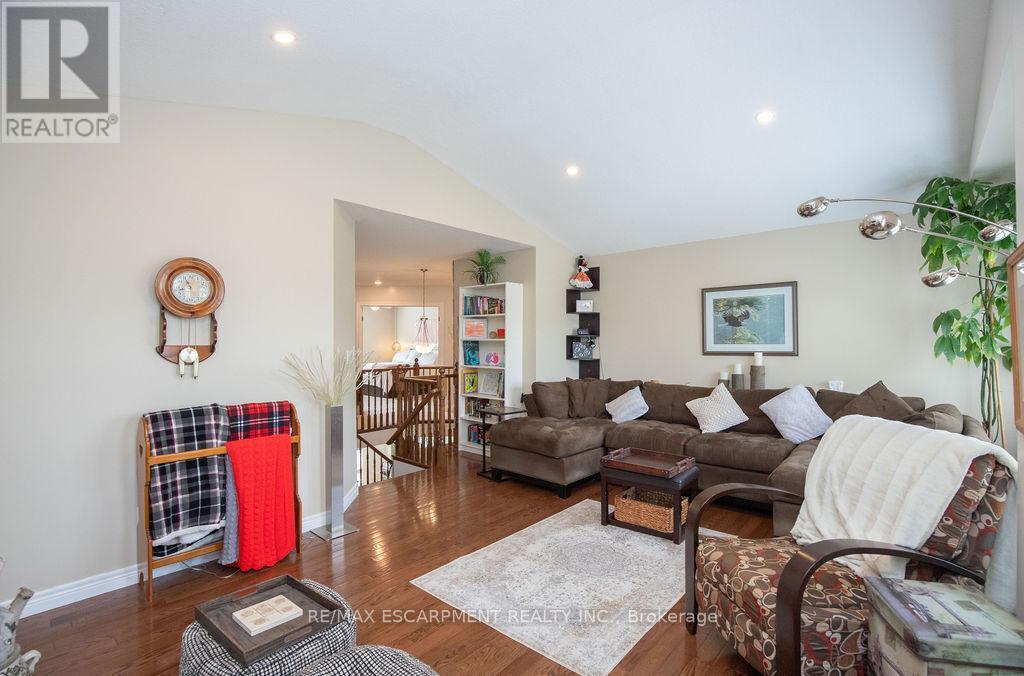 15 Meadowbank Drive, Hamilton, ON - Indoor Photo Showing Living Room