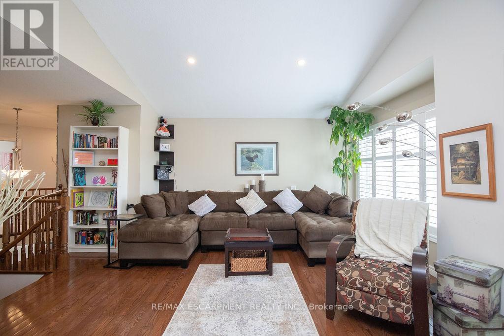 15 Meadowbank Drive, Hamilton, ON - Indoor Photo Showing Living Room