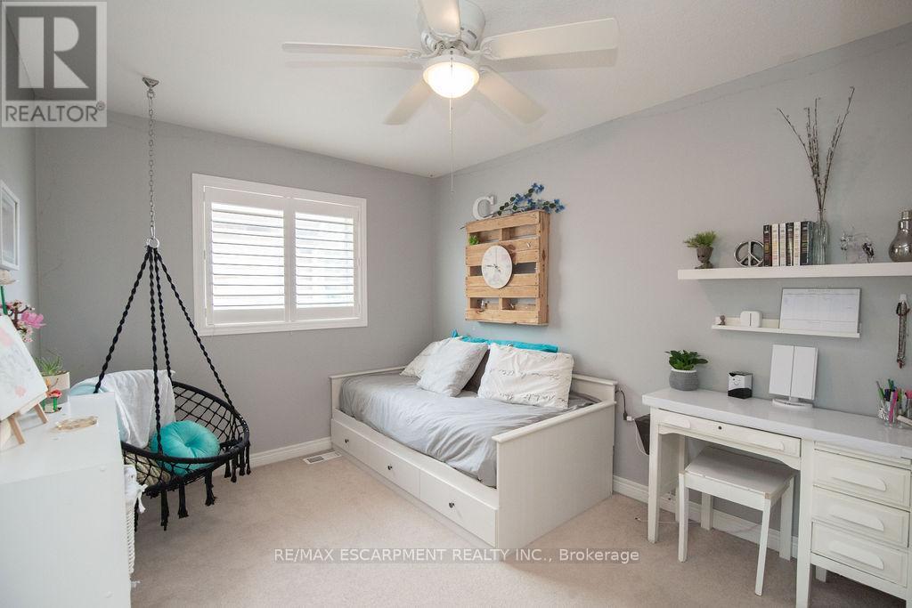 15 Meadowbank Drive, Hamilton, ON - Indoor Photo Showing Bedroom
